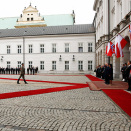 Kongeparets statsbesøk til Polen 9. - 11. mai ble innledet med en høytidelig velkomstseremoni utenfor presidentpalasset i Warszawa. (Foto: Lise Åserud / NTB scanpix)